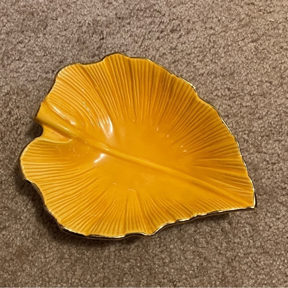 2 VTG California Pottery Orange coloured/gold tone trim Leaf Shaped Plates - Picture 4 of 6